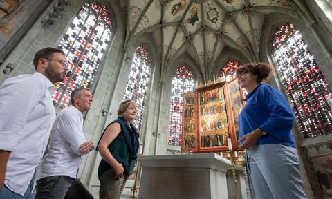 Vier Personen besichtigen eine Kirche auf der Insel Reichenau