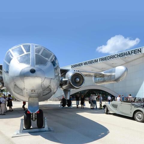 Blick auf ein altes Flugzeug vor dem Dornier Museum Friedrichshafen