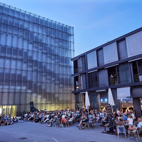 Menschen vor dem Kunsthaus Bregenz beim Open Air Sommer 2019