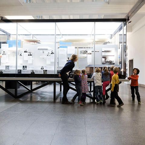Kinder im Zeppelin Museum bei einer Führung
