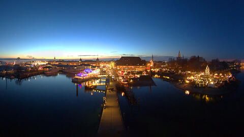 Vogelperspektive über den Konstanzer Weihnachtsmarkt und den Konstanzer Hafen