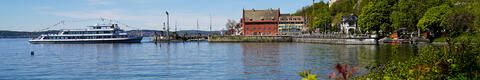 Schiff fährt ein in den Hafen Meersburg