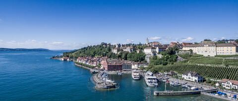 Blick auf den Hafen Meersburg Bodensee mit blauem Himmel.