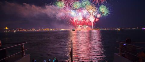 Buntes Feuerwerk über dem Wasser beim Seehasenfest vom Zuschauerschiff bestaunen.