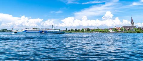 Die "MS Stadt Radolfzell" auf einer Bodenseerundfahrt fährt auf Radolfzell zu. 