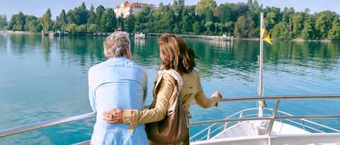 Paar an Bord bei Anreise zur Mainau mit dem Schiff