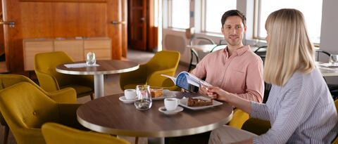 Paar am Tisch der Bordgastronomie