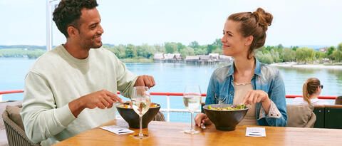 Paar an Bord bei der Bordgastronomie