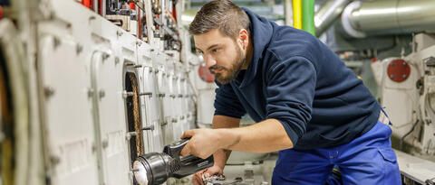 Handwerker beleuchtet Motor
