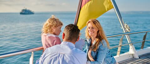 Familie im Heck an Bord eines Schiffes auf dem Bodensee
