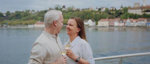 Wein an der Reling vor Meersburg