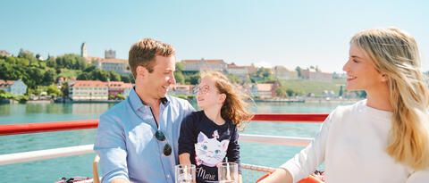 Familie mit Kind an Bord