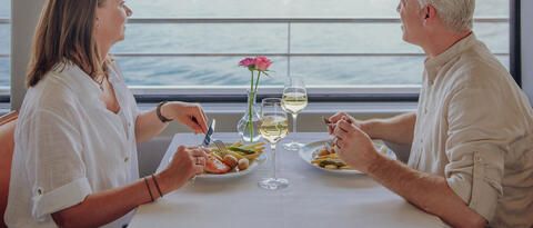 Paar beim Spargel essen an Bord der Schiffe