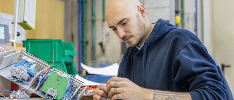Schiffselektroniker in der Werkstatt
