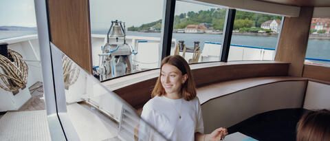 Gedeckter Tisch an Bord am Bodensee bei einer Genussfahrt mit dem Schiff