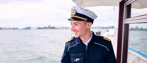 junger Kapitän auf Gangway