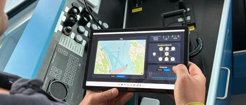 Blick über die Schulter auf das Navigationssystem