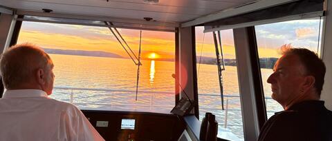 Sonne verschwindet am Horizont, Blick aus dem Steuerhaus