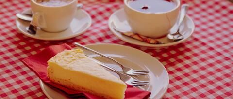 Kaffee und Kuchen auf einem Tisch