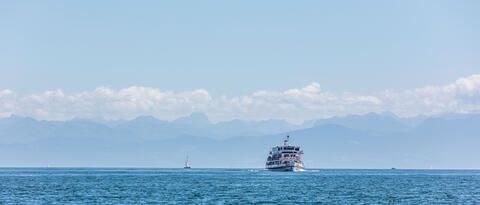 MS Schwaben vor Alpenpanorama