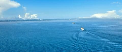 Schiff der Weißen Flotte fährt auf dem Bodensee