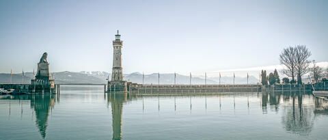 Der Hafen von Lindau in ruhiger und winterlicher Atmosphäre