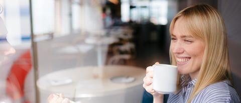 Frau an Bord mit Kaffee