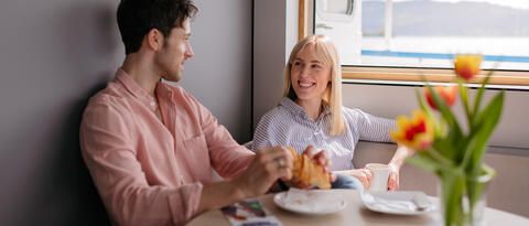 Paar an Bord beim Brunch