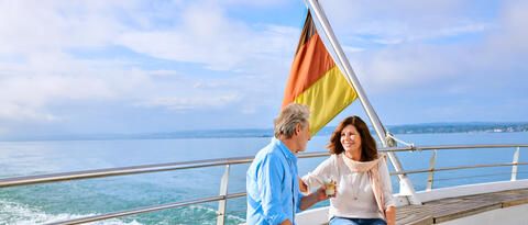 Paar mit Kaffee an Bord