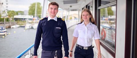 Zwei Mitarbeiter auf der Gangway
