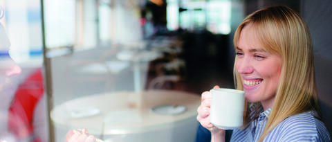Frau mit Kaffee an Bord