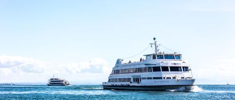 Die "MS Graf Zeppelin" fahrend auf dem Bodensee.