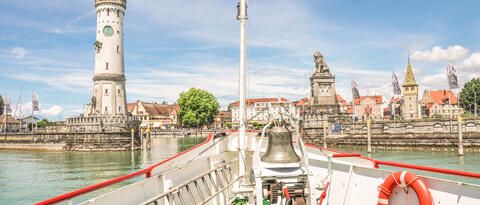 Schiff der Bodensee Schifffahrt fährt in den Lindauer Hafen. 