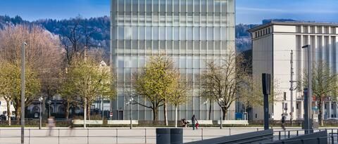 Blick auf den Hafen und das Kunsthaus Bregenz. 