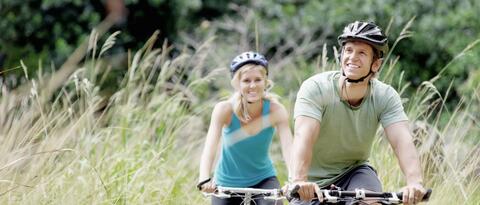 Paar das per Fahrrad die Bodenseeregion erkundet.