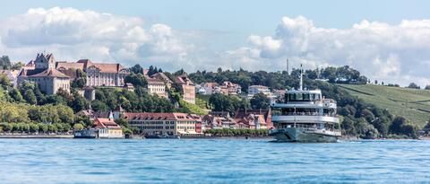 Das Schiff "MS Überlingen" vor Meersburg an Bodensee mit blauem Wasser.