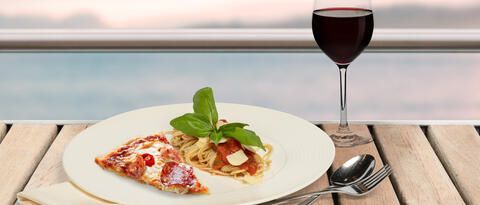 Pizza und Pasta essen auf einer Schifffahrt, dazu einen leckeren Rotwein mit Blick auf den Bodensee.