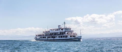 Schiff "MS Schwaben" der Bodensee-Schifffahrt fahrend auf dem Bodensee.