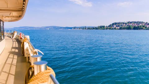 Blick vom Schiff der BSB auf den Bodensee mit blauem Wasser.