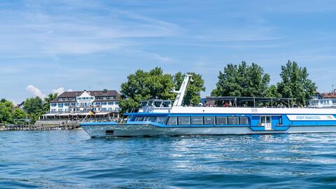 MS Stadt Radolfzell vor Löchnerhaus Reichenau