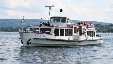 MS Reichenau fahrend auf dem See. 