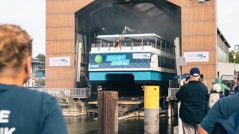 Das neue E-Schiff "MS Artemis" wird aus der Werft in das Wasser gelassen.