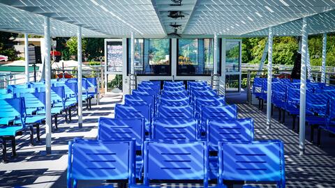 Blaue Sitzplätze auf dem Sonnendeck des E-Schiffes "MS Insel Mainau"