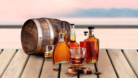 Whisky mit Blick auf den Bodensee bei einer Schiffsfahrt genießen.