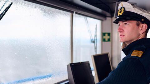 Steuermann navigiert bei Sturm navigiert