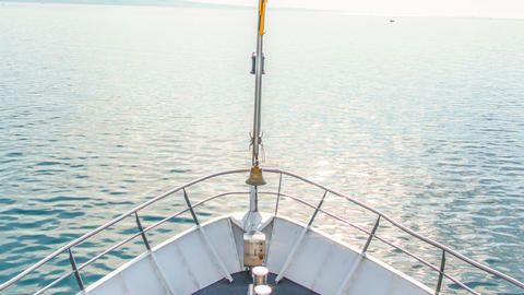 Blick vom Schiffsbug auf den sonnigen Bodensee.