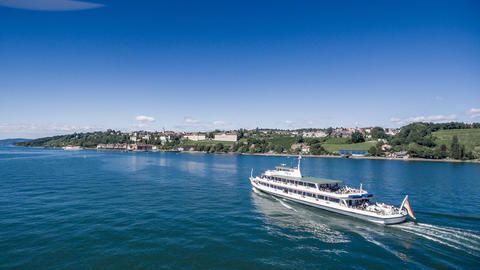 Schiff der Bodensee-Schifffahrt fährt auf dem Bodensee mit blauem Himmel.