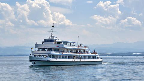 "MS Stuttgart" fährt auf dem Bodensee vor blauem Himmel.