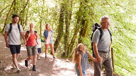 Wandernde Familie entdeckt die Bodenseeregion. 