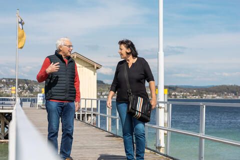 Reiseleitung am Hafen in Dingelsdorf